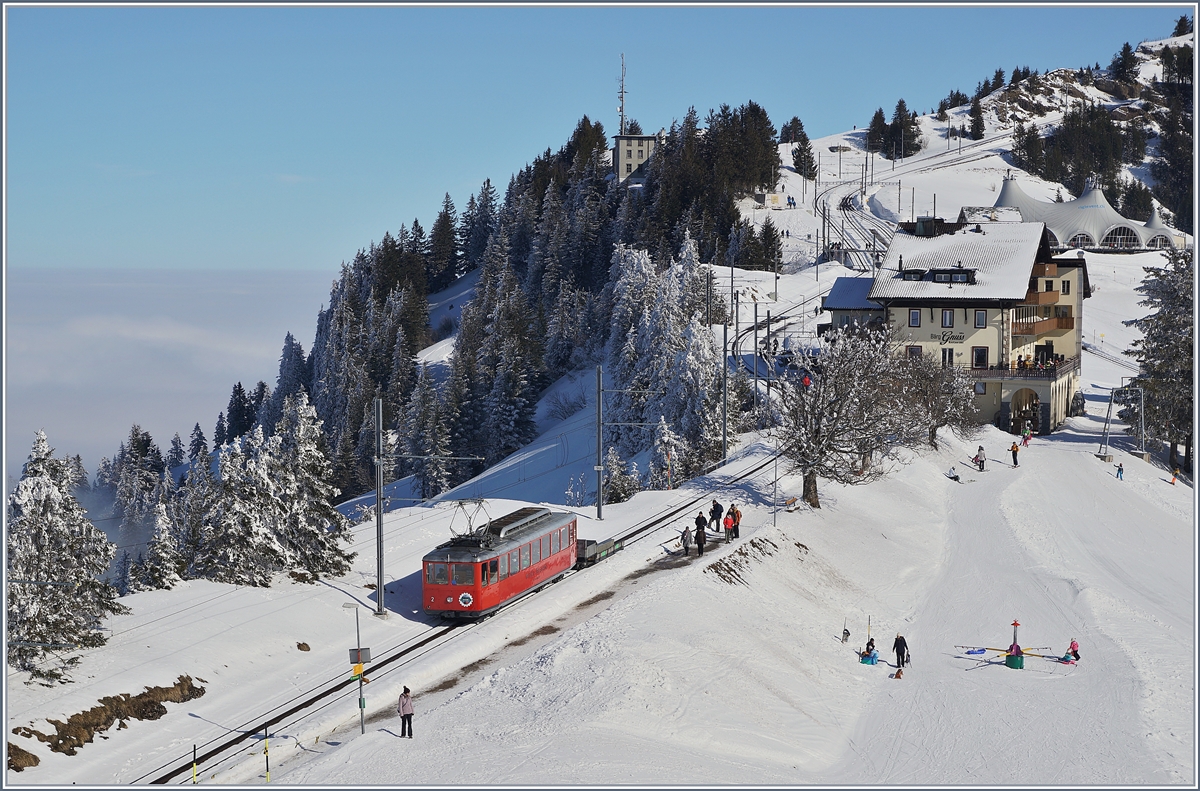 Der RB (ex VRB) BDeh 2/4 N° 2 (SLM/BBC 1937) erreicht in Kürze die Station Rigi Staffel.
24. Feb. 2018