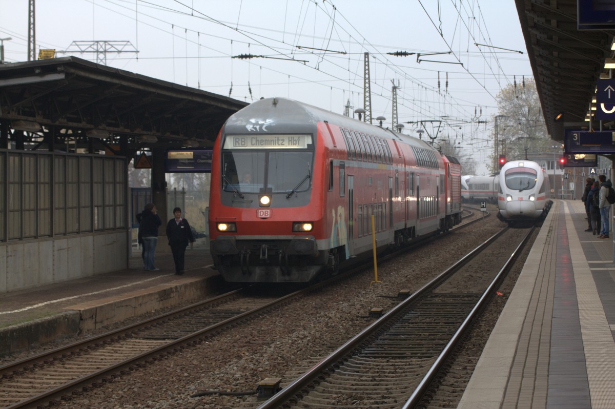 Der RB nach Chemnitz Hauptbahnhof wartet in Riesa auf die Abfahrt, auf dem Nachbargleis hat Einfahrt der ICE nach Wiesbaden,15.11.2013,14:38 