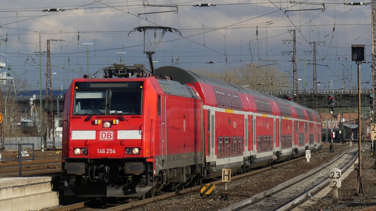 Der RB51 Verstärker fährt am Abend als Leerpark gen Frankfurt, außerplanmäßig mit einer Br146.3 (anstelle einer 114). Hier bei der Durchfahrt in Hanau Hbf auf Gleis 6. Aufgenommen am 29.3.2018 16:35