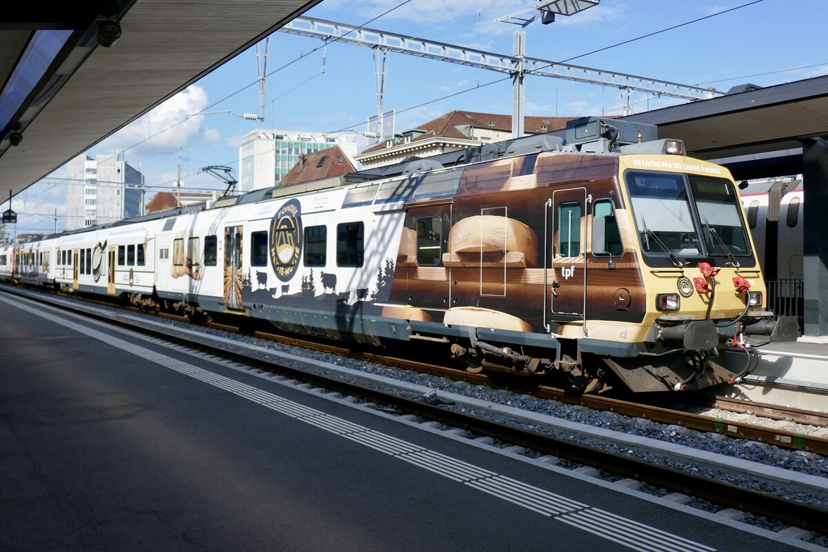 Der RBDe 560 242 mit der neuen  Fondue moité-moité  Vollwerbung am 29.7.25 im Bahnhof Fribourg.