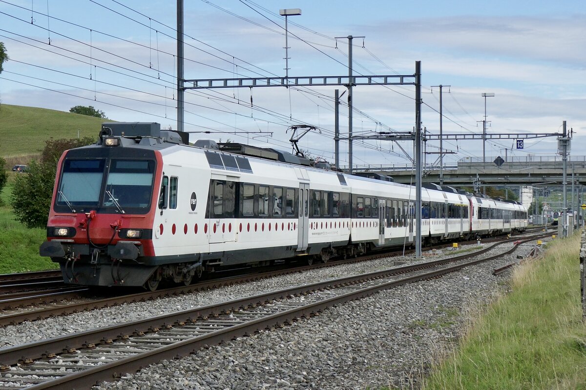 Der RBDe 560 242 zusammen mit dem RBDe 560 243 der TPF am 31.8.23 kurz