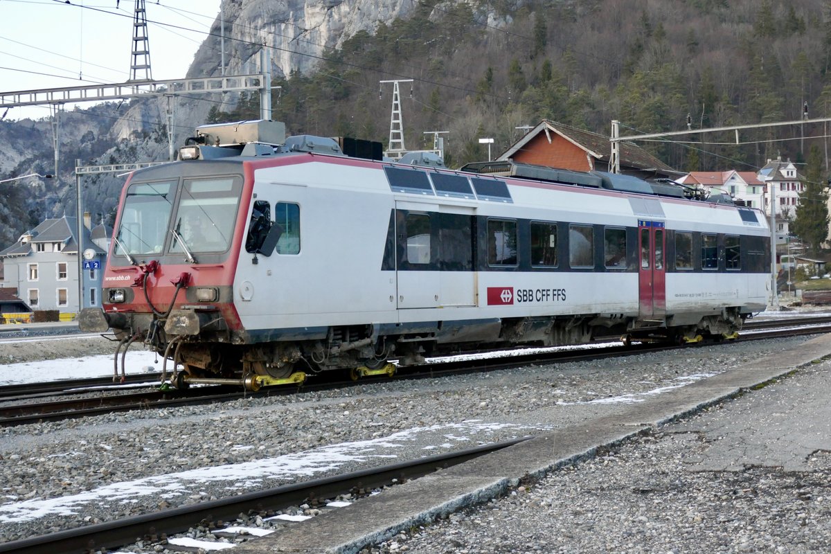 Der RBDe 560 253-7 der in Lommiswil wegen eines Erdrutsches entgleist ist, steht am 13.2.18 auf Diplory beim Bahnhof Moutier.