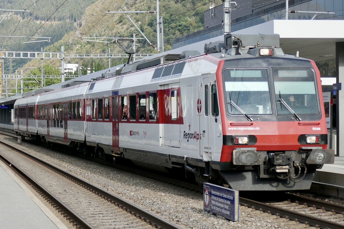 Der RBDe 560 406 RegionAlps am 17.8.23 bei der Ausfahrt in Visp.