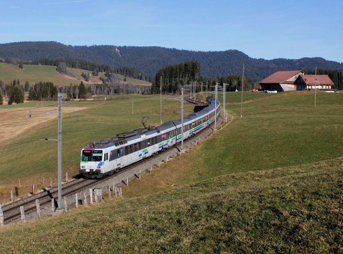 Der RBDe 561 083 als Voralpenexpress am 20.12.2015 unterwegs bei Rothenthurm.