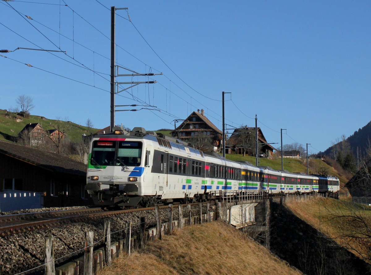 Der RBDe 561 084 als Voralpenexpress am 20.12.2015 unterwegs bei Ecce Homo.