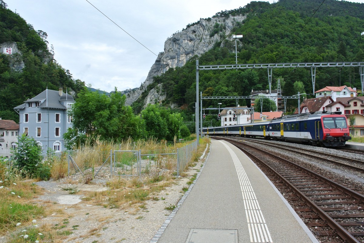 Der RBDe 562 003-4 schiebt den 5-teiligen NPZ als Ersatz RE 3173 aus Moutier in Richtung Delmont. Der Zug passiert nun eine der zahlreichen Jura Schluchten und fhrt seinem Ziel entgegen. Links am Fels prangt das Wappen des Kanton Juras, 23.07.2015.
