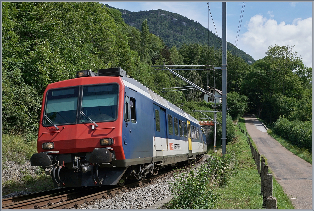 Der RBDe 562 004-2 als RE 18124 von Neuchâtel nach Frasne bei der Einfahrt in Champs-du-Moulin, eine Station, die der RE ohne Halt durchfährt.
 
13. August 2019