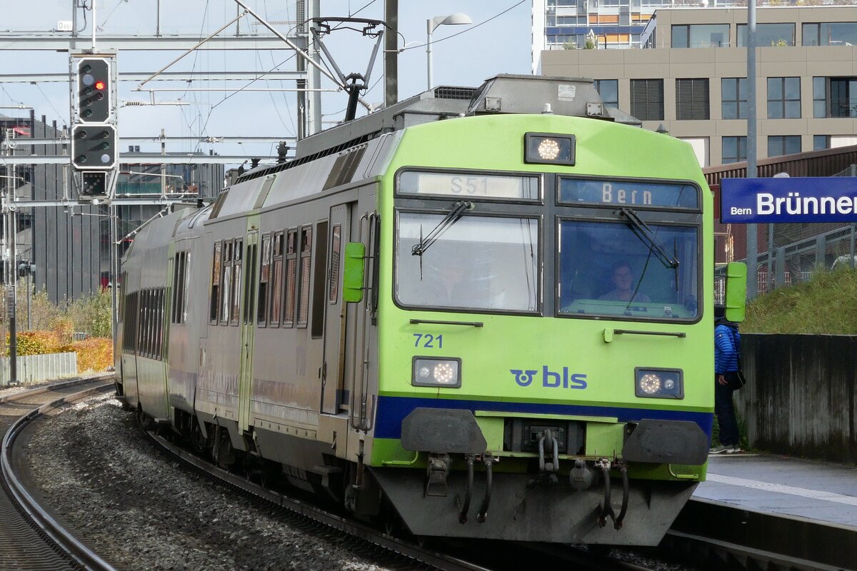 Der RBDe 565 721 als S51 von Bern am 11.11.23 bei der Einfahrt in den Endbahnhof Brünnen Westside.