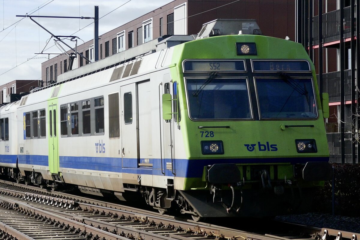 Der RBDe 565 728 der BLS am 14.2.24 unterwegs zwischen Brünnen Westside und Bümpliz Nord.