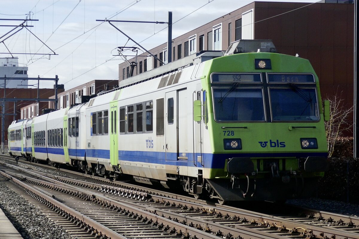 Der RBDe 565 728 Pendel unterwegs als S52 nach Bern am 14.2.24 zwischen Brünnen Westside und Bümpliz Nord.