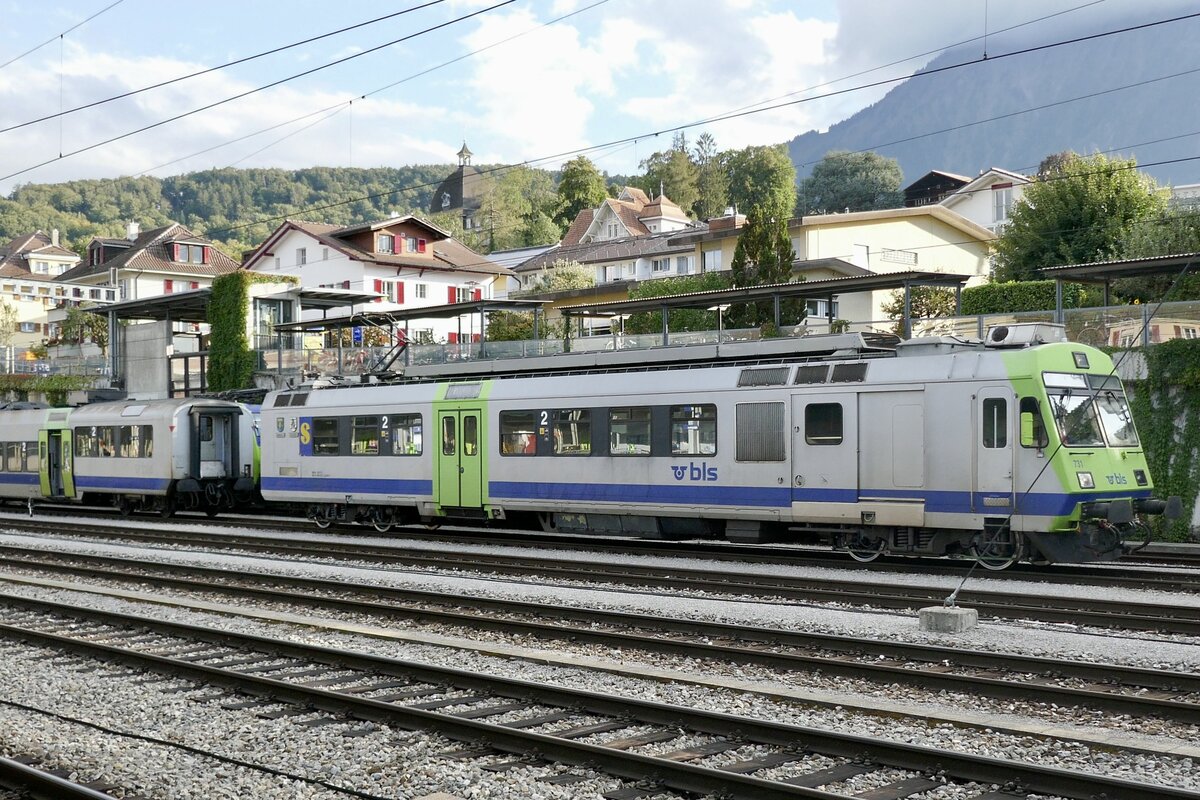 Der RBDe 565 731  Bümpliz  +  Holligen  rangiert am 19.9.22 in Spiez rückwärts an seine Wagen.