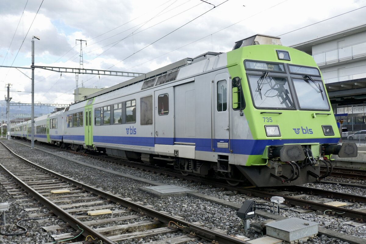 Der RBDe 565 735  Belp  mit seinem Pendel am 15.4.24 beim Bahnhof Uetendorf abgestellt.