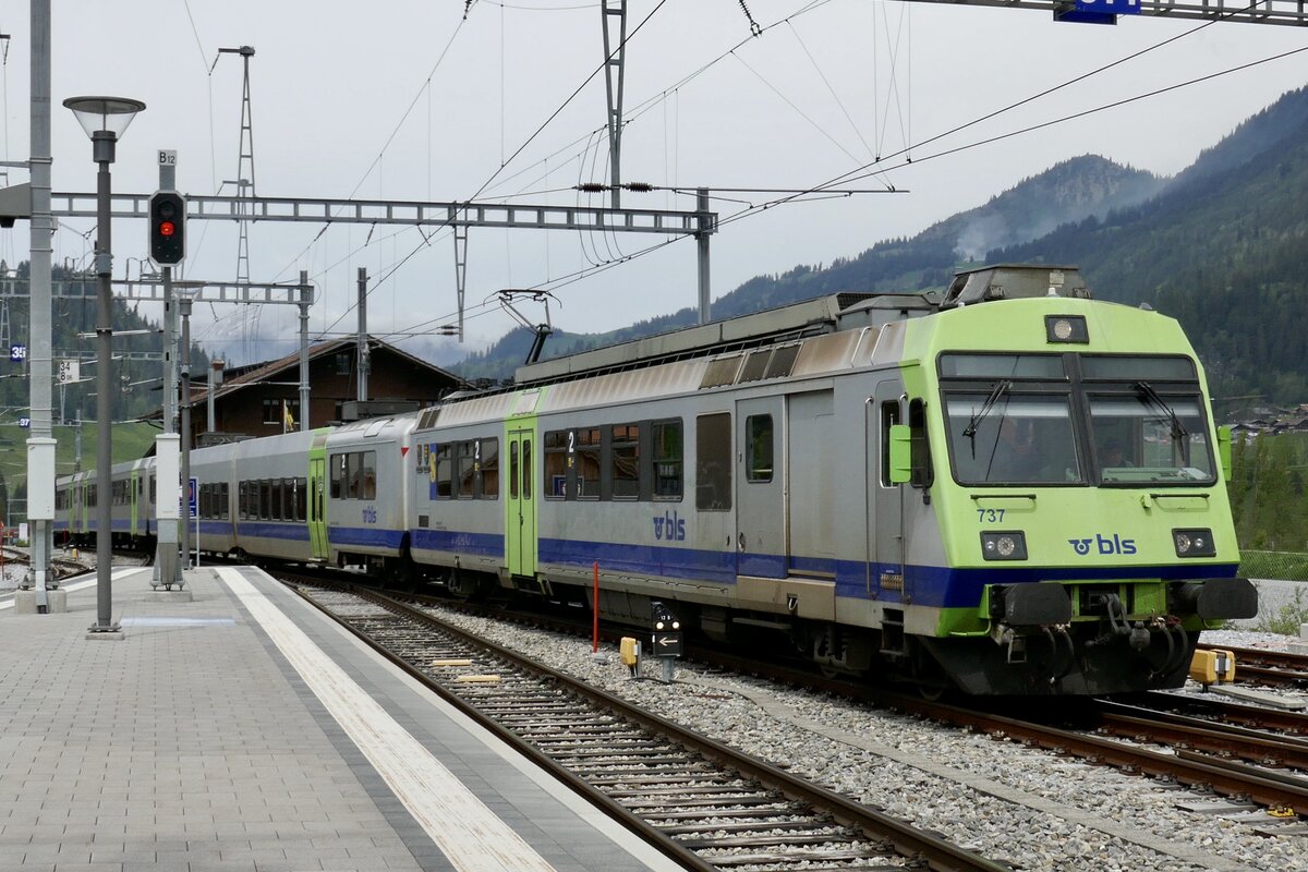 Der RBDe 565 737  Ferenbalm  +  Mühleberg  am 19.5.23 am rangieren aufs Abstellgleis in Zweisimmen.