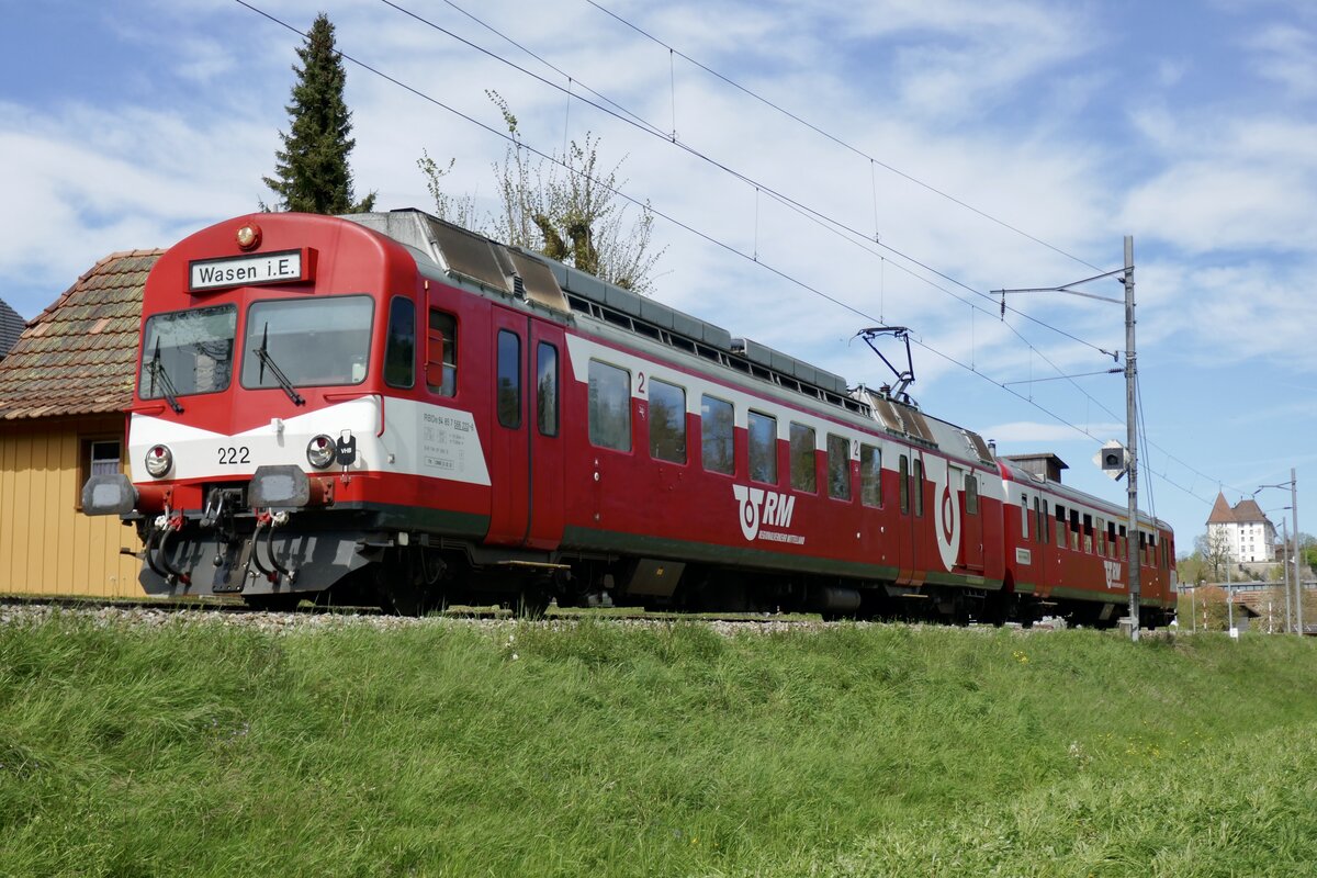 Der RBDe 566 I 222 des VPM am 27.4.24 bei einem Fotohalt auf der Emmentalbahn beim Bahnhof Ei i.E. und dem Schloss Sumiswald im Hintergrund.