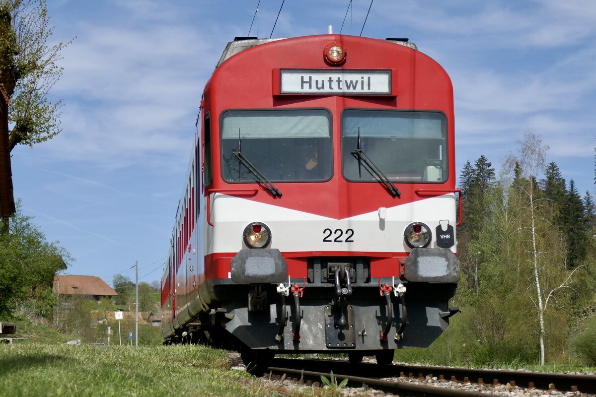 Der RBDe 566 I 222 des VPM beim Fotohalt am 27.4.24 beim Bahnhof Ei i.E.