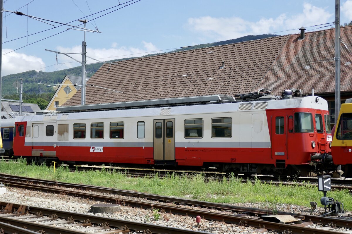 Der RBDe 567 174 der OeBB ex. Travys am 16.7.23 beim Bahnhof Balsthal abgestellt.