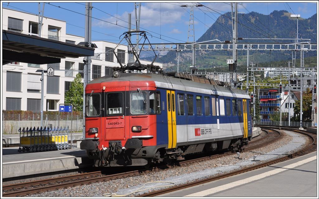 Der RBe 540 043-7 setzt sich in Chur ans andere Ende des Zuges, um als IC10778 wieder nach Zürich HB zu fahren. Chur (09.10.2014)