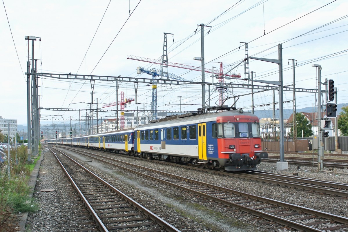 Der RBe 540 075-9 schiebt die S 19066 aus Dietikon Richtung Baden, 02.10.2013.