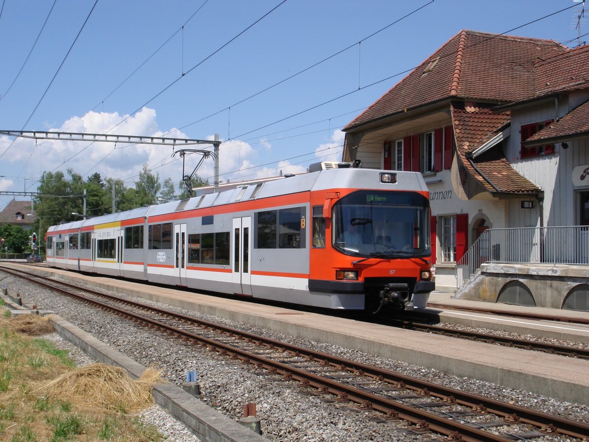 Der RBS-ABe 4/12 67  La Prima  am 30. Juni 2006 als RE Solothurn-Bern im alten Bahnhof Fraubrunnen.