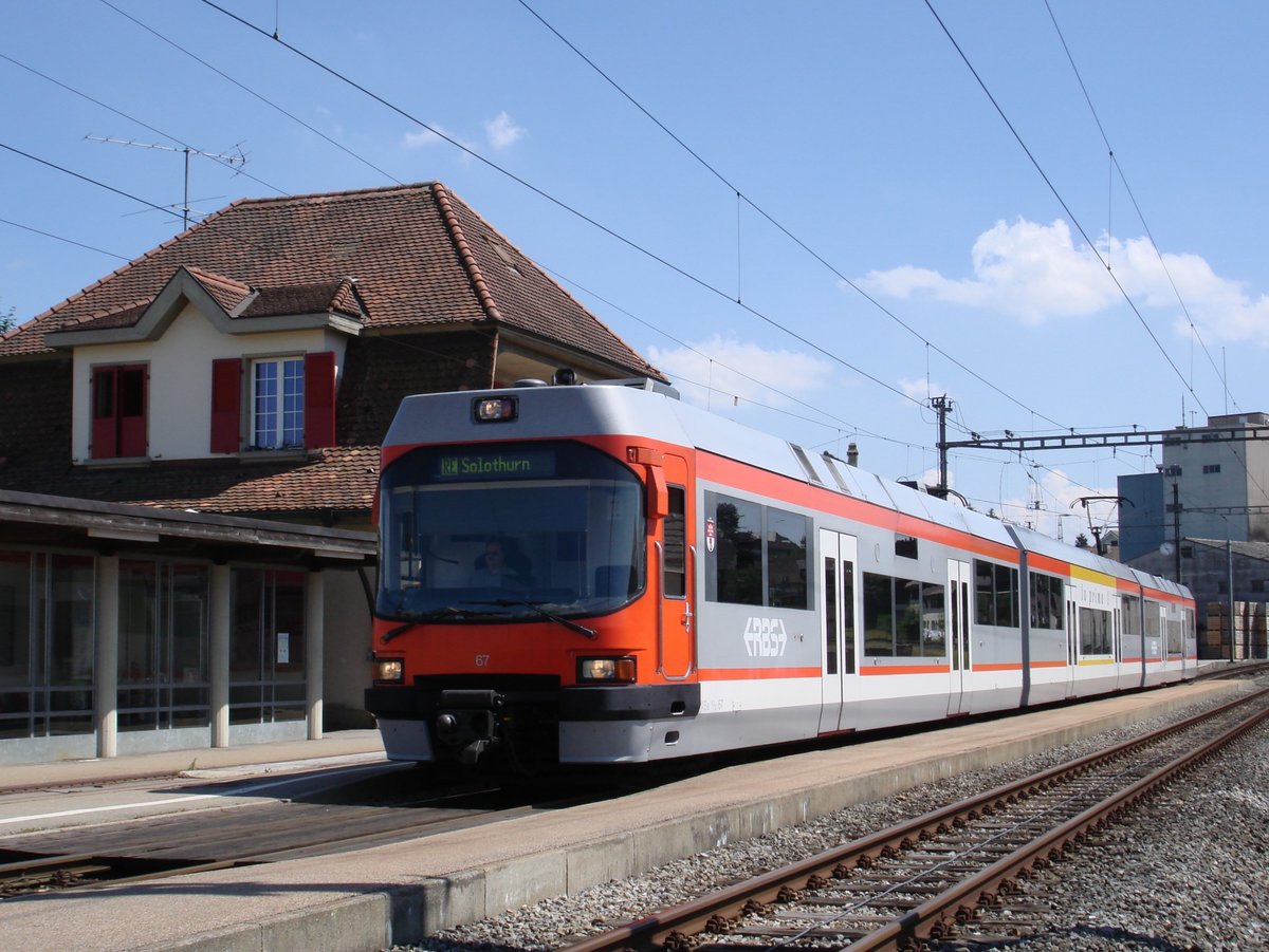 Der RBS-ABe 4/12 67  La Prima  am 30. Juni 2006 als RE Bern-Solothurn im alten Bahnhof Fraubrunnen.
