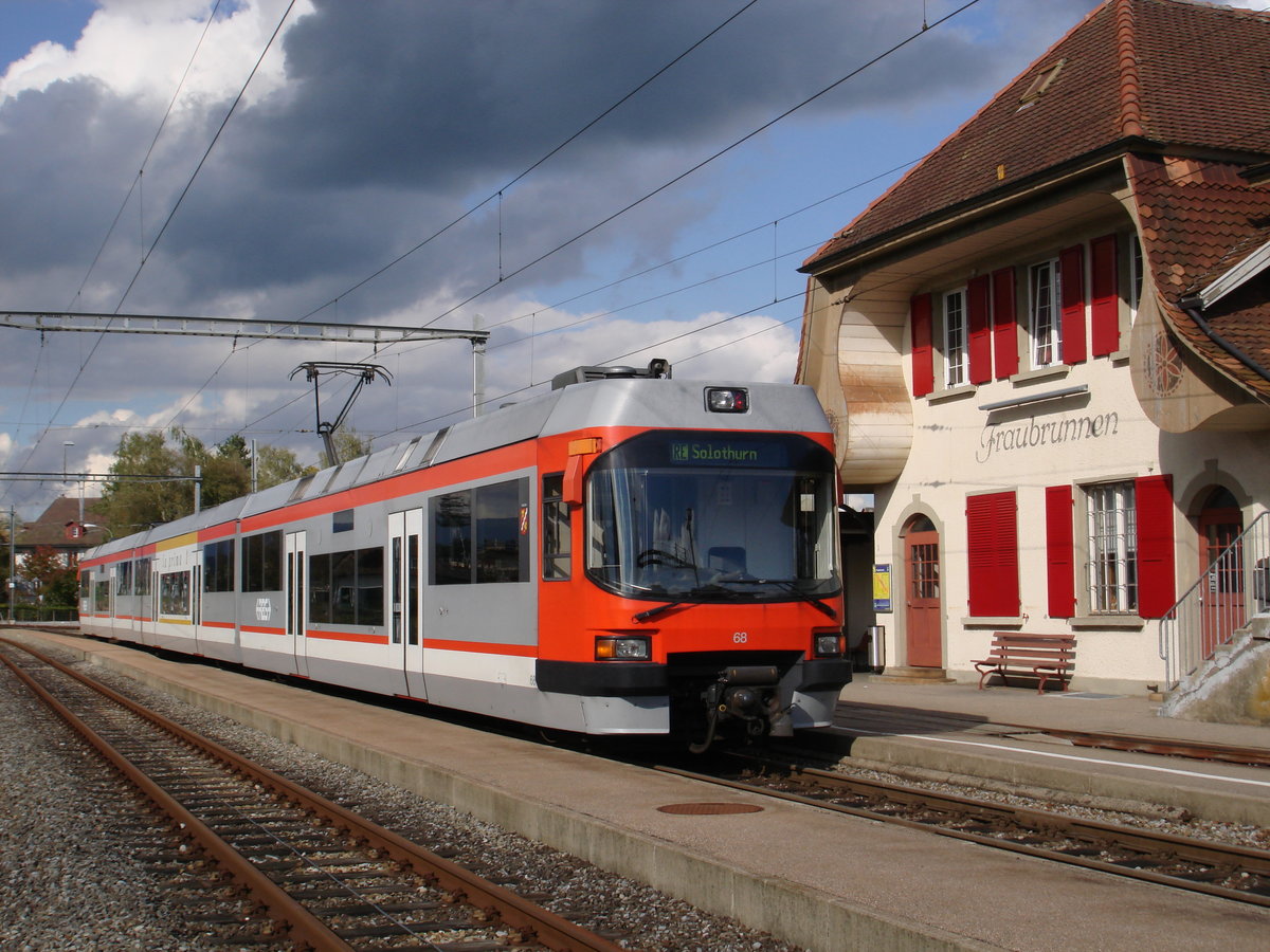 Der RBS-ABe 4/12 68  La Prima  am 5. Oktober 2006 auf der damals wegen Bauarbeiten auf die Strecke Fraubrunnen-Solothurn verkürzten Linie RE im alten Bahnhof Fraubrunnen (aufgenommen von der parallel liegenden Strasse).