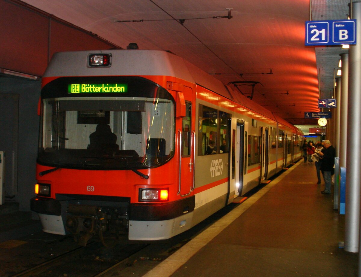 Der RBS-ABe 4/12 69 wartet am 10. Dezember 2007 in Bern RBS auf seine Abfahrt als Einsatzzug auf der Linie RE nach Bätterkinden mit Abfahrt um 16.50 Uhr. Das Fahrzeug verkehrte anschliessend als Leerzug zurück nach Bern und fuhr schliesslich noch als Einsatzzug nach Solothurn.