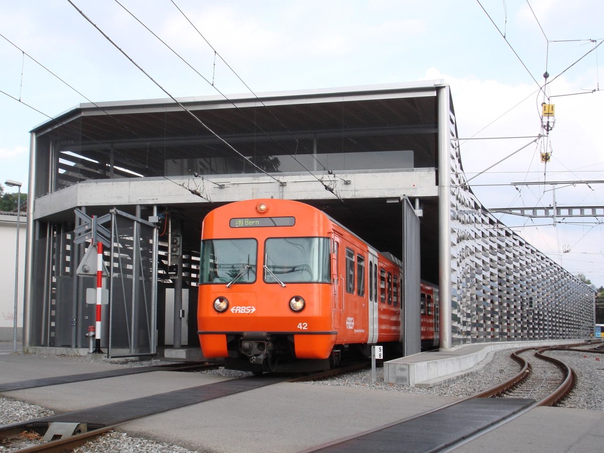 Der RBS-Be 4/12 42 am 16. September 2006 bei der Ausfahrt aus der 2004 in Betrieb genommenen Bahnhofhalle in Worb Dorf.