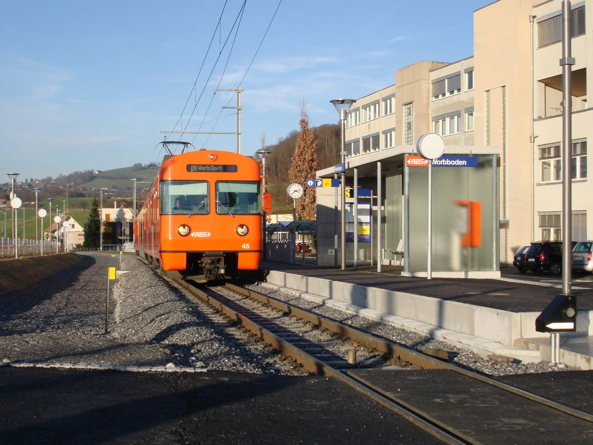 Der RBS-Be 4/12 45 fährt am 10. Januar 2007 in die einen guten Monat zuvor eröffnete Haltestelle Worbboden ein.