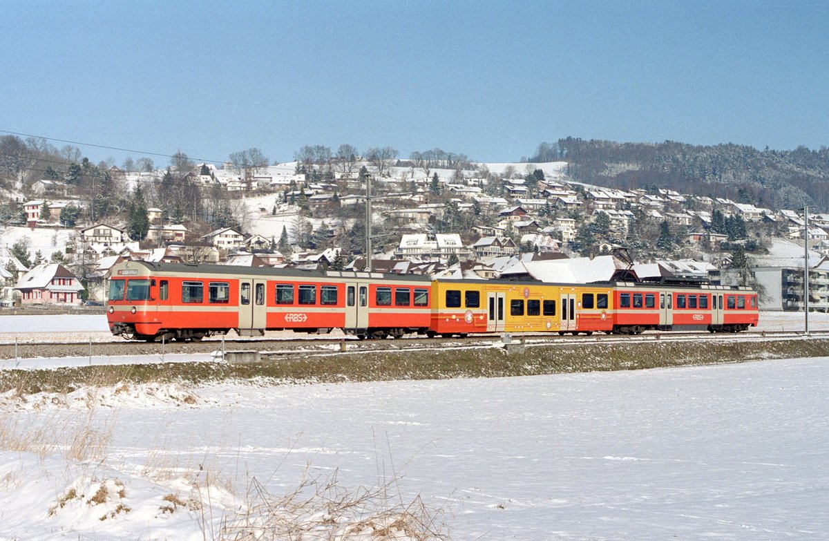 Der RBS-Be 4/12 53 am 1. Februar 2003 zwischen Stettlen und Deisswil. Hinten am Triebwagen ist das Lugano-Wappen zu sehen, welches ab November 2004 (aufgrund der Anbringung des S-Bahn-Logos) neu am Steuerwagen angebracht war.
