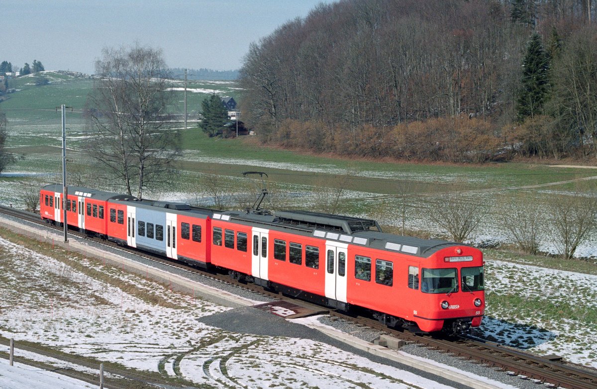 Der RBS-Be 4/12 55 mit dem Niederflur-Mittelwagen B 48 war das erste dreiteilige Mandarinli, das den Refit-Anstrich erhielt. Hier sehen wir ihn am 25. Februar 2004, knapp zwei Wochen nach Revisionsausgang, bei der Einfahrt in den Dienstbahnhof Bolligen B.