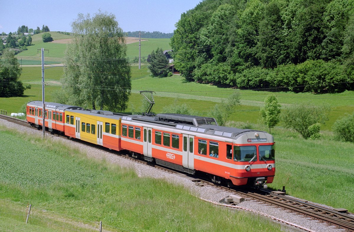 Der RBS-Be 4/12 59 am 31. Mai 2002 im Einsatz auf der damaligen Linie W bei der Einfahrt in den Dienstbahnhof Bolligen B.