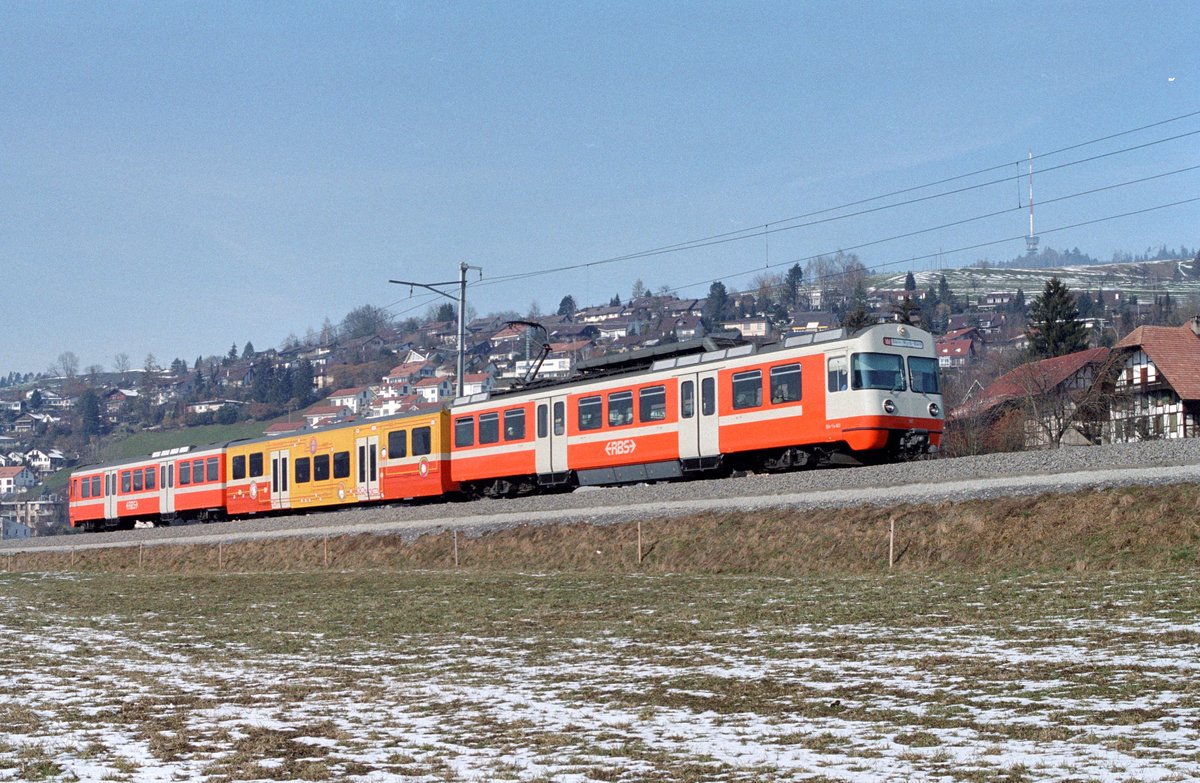 Der RBS-Be 4/12 60 erhielt im Frühling 2003 einen Versuchsanstrich mit einer weissen Stirnfront, welchen er bis zum Fresh-Up im Herbst 2006 trug. Hier sehen wir ihn am 25. Februar 2004 zwischen Stettlen und Boll-Utzigen.