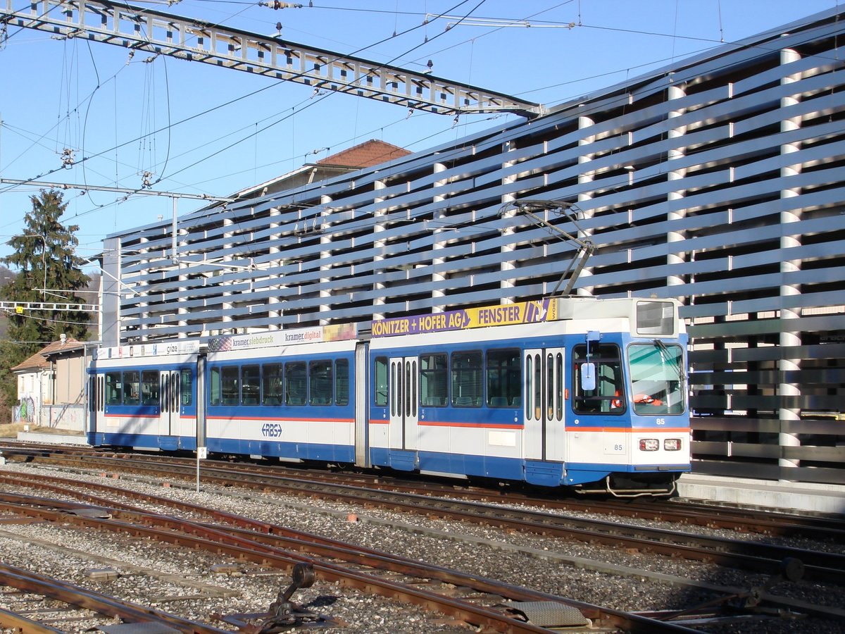 Der RBS-Be 4/8 85 fährt am 13. Januar 2007 vom Depot Worbboden her in Worb Dorf ein. Dieser Abschnitt im Bahnhof Worb kann für Überfuhren von Trams von 1250 V auf 600 V umgeschaltet werden.