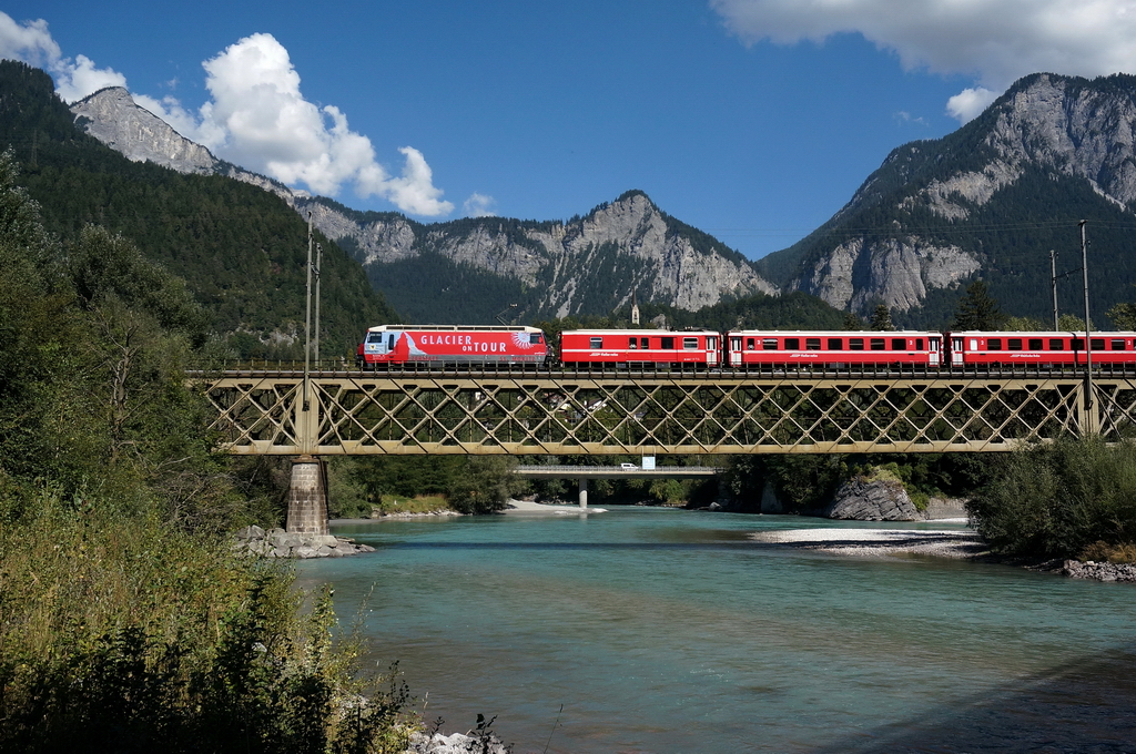 Der RE 1137 mit der Ge 4/4 III 651 von Chur nach St. Moritz zur Mittagszeit auf der Hinterrheinbrcke bei Reichenau-Tamins am 5.9.2013.