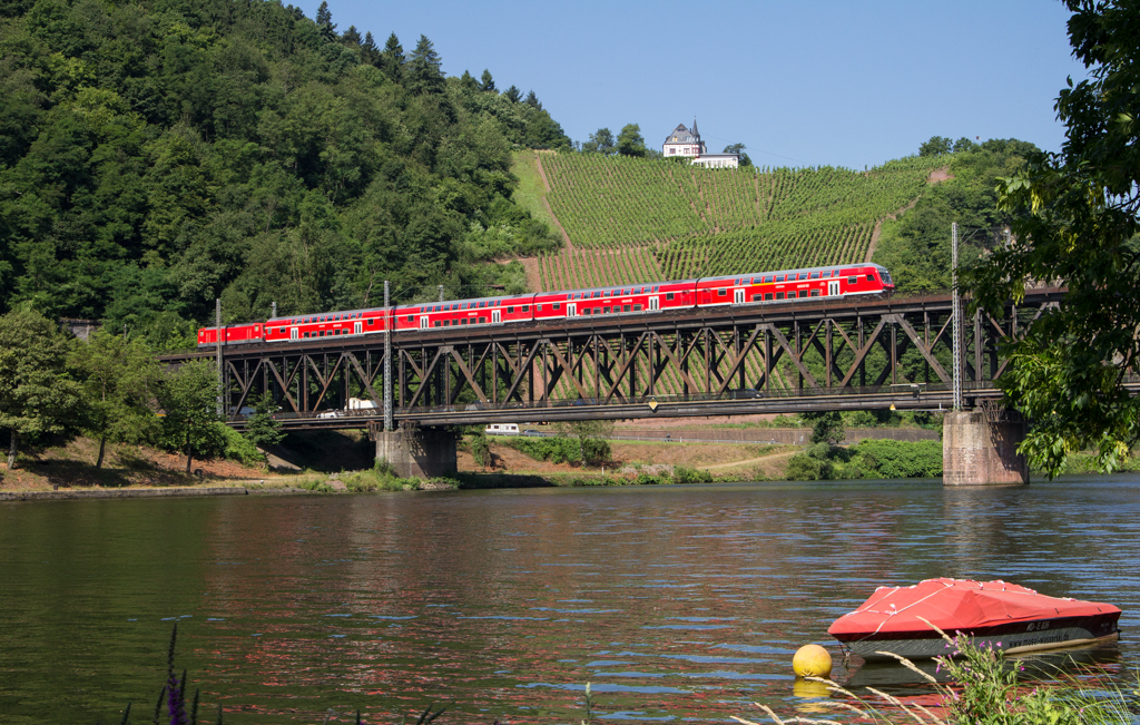 Der RE 12009 nach Koblenz auf der Moselbrcke in Bullay.(19.7.2013)