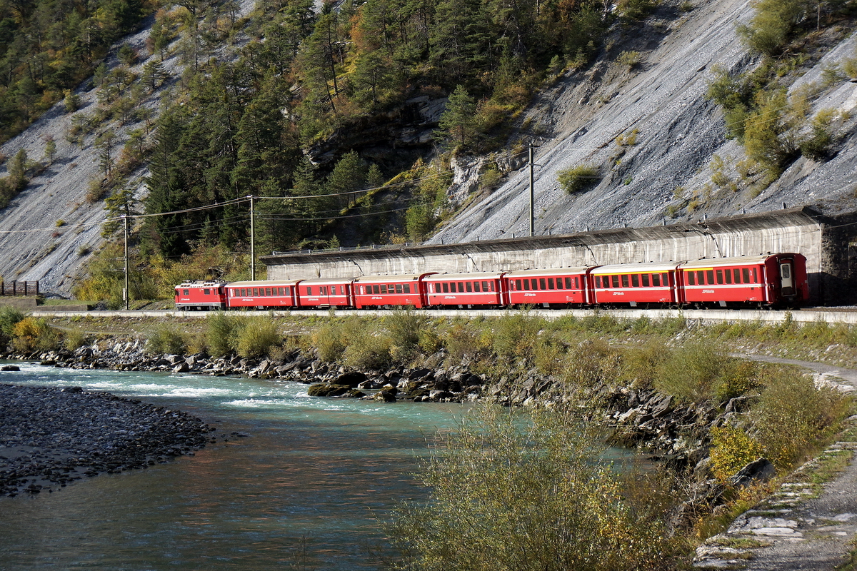 Der RE 1240 hat jetzt noch genau eine Stunde bis nach Disentis/Mustr. Der Glacier-Express ist gerade mal sieben Minuten schneller auf diesem Abschnitt. Deshalb ist er auch zu Recht der  langsamste Schnellzug der Welt . 18.10.2013