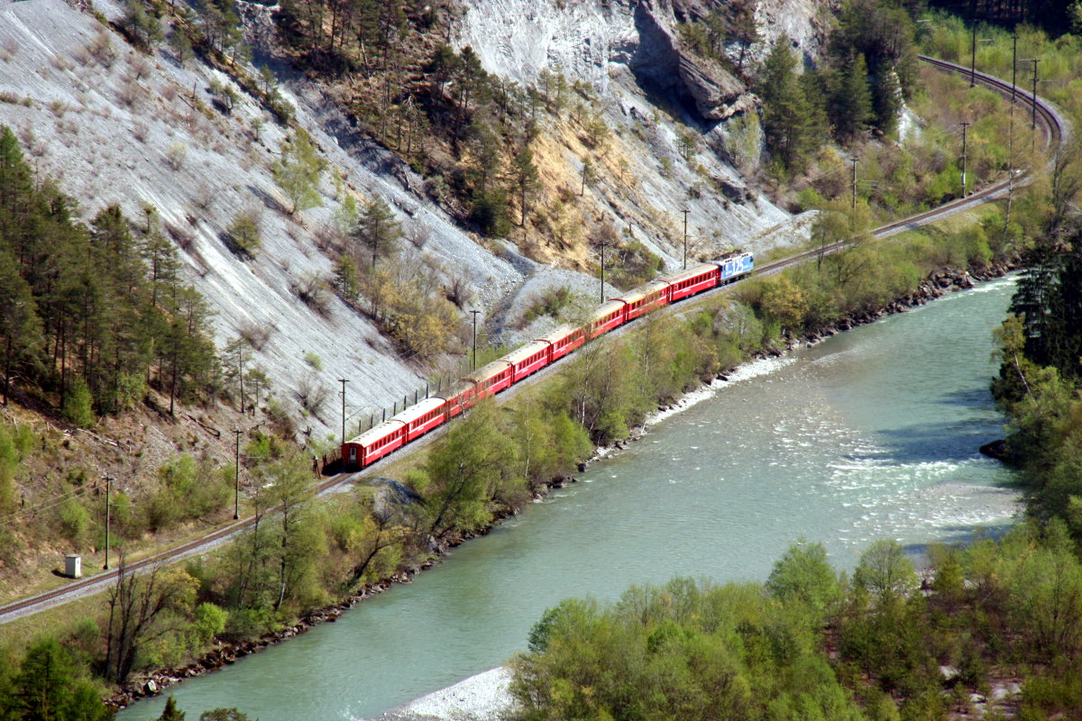 Der RE 1241 in der Ruinaulta zwischen Versam-Safien und Trin. Fotografiert vom Aussichtspunkt oberhalb der Station Versam-Safien; 13.04.2014