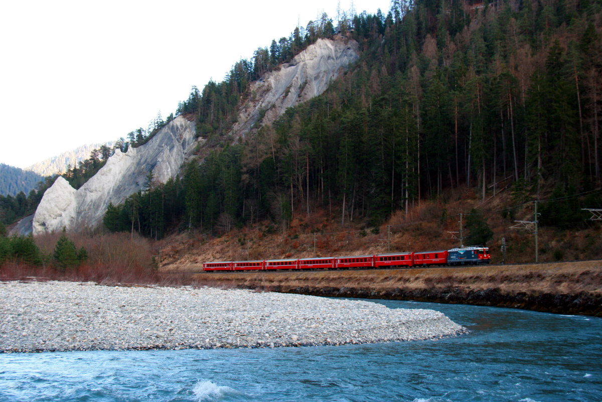 Der RE 1248 in der Ruinaulta zwischen Trin und Versam-Safien; 16.03.2014