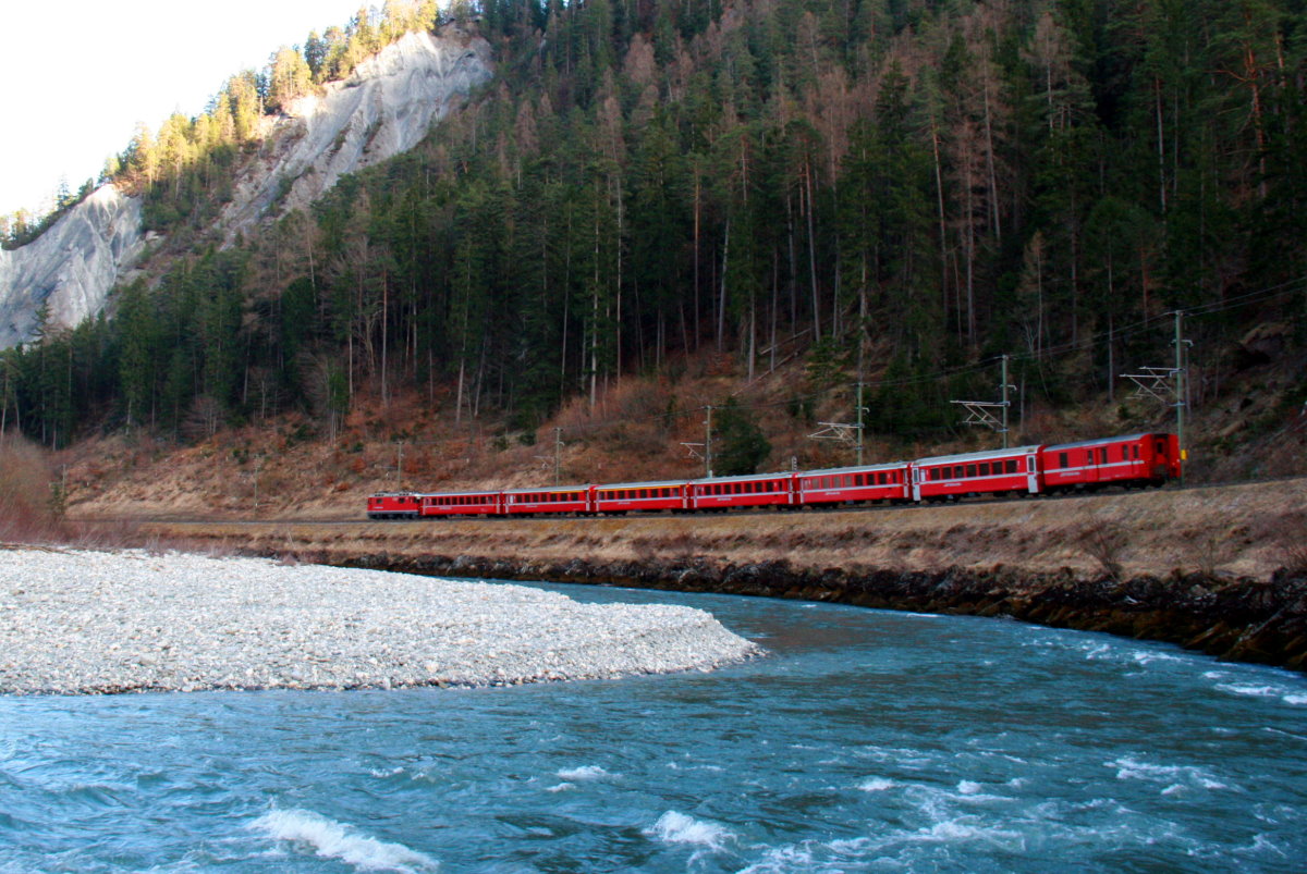 Der RE 1261 in der Ruinaulta zwischen Versam-Safien und Trin; 16.03.2014