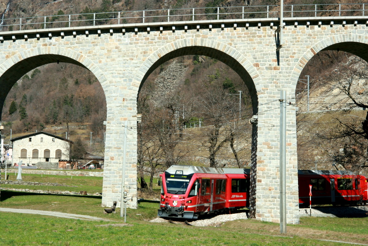 Der RE 1625 fährt aus dem Kreisviadukt von Brusio; 23.02.2014