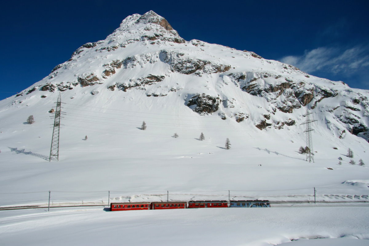 Der RE 1629 auf dem Weg von St. Moritz nach Poschiavo kurz hinter der Station Bernina Diavolezza; 22.02.2014