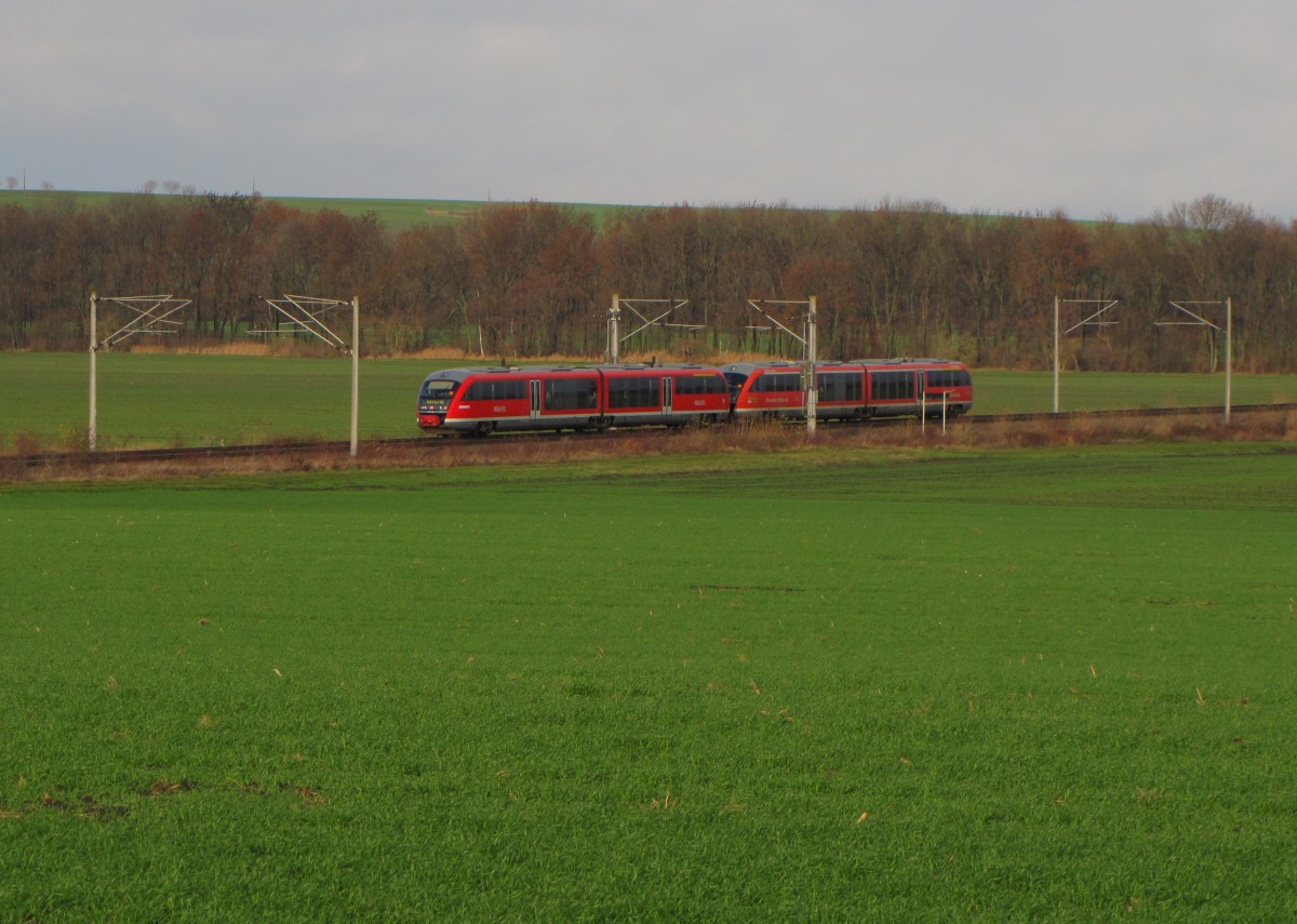 Der RE 17765 von Magdeburg Hbf nach Erfurt Hbf, am 28.11.2015 bei Großrudestedt.