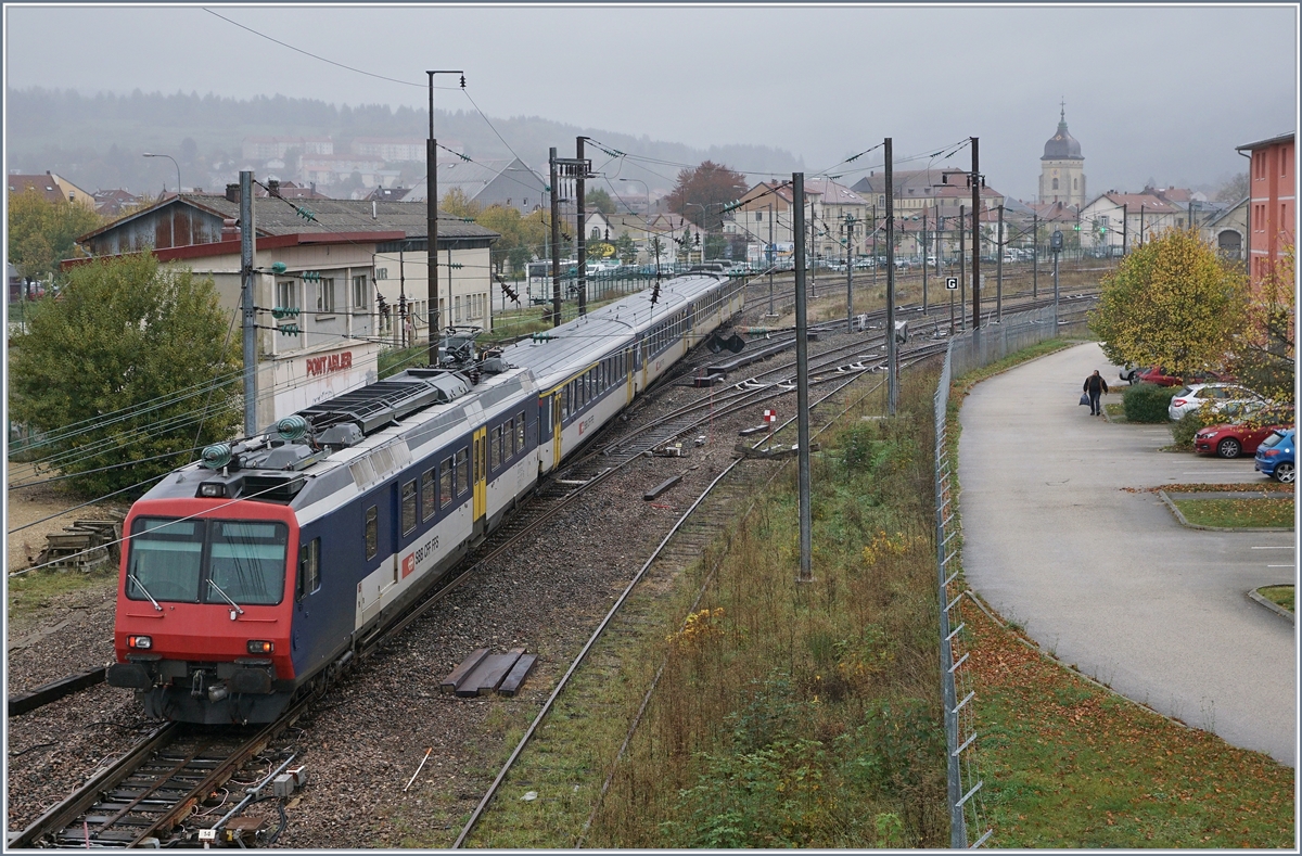 Der RE 18123 von Frasne (10:53) nach Neuchâtel (11:53) erreicht Pontarlier. 

Der Zug besteht (von hinten nach vorne) aus folgenden Fahrzeugen: RBDe 560 004-2, AB 50 85 30-35 603-1, B 5085 20-35 600-9, B 85 20-35 602-5 und dem führenden Bt 50 85 29-35 952-5.

29. Okt. 2019