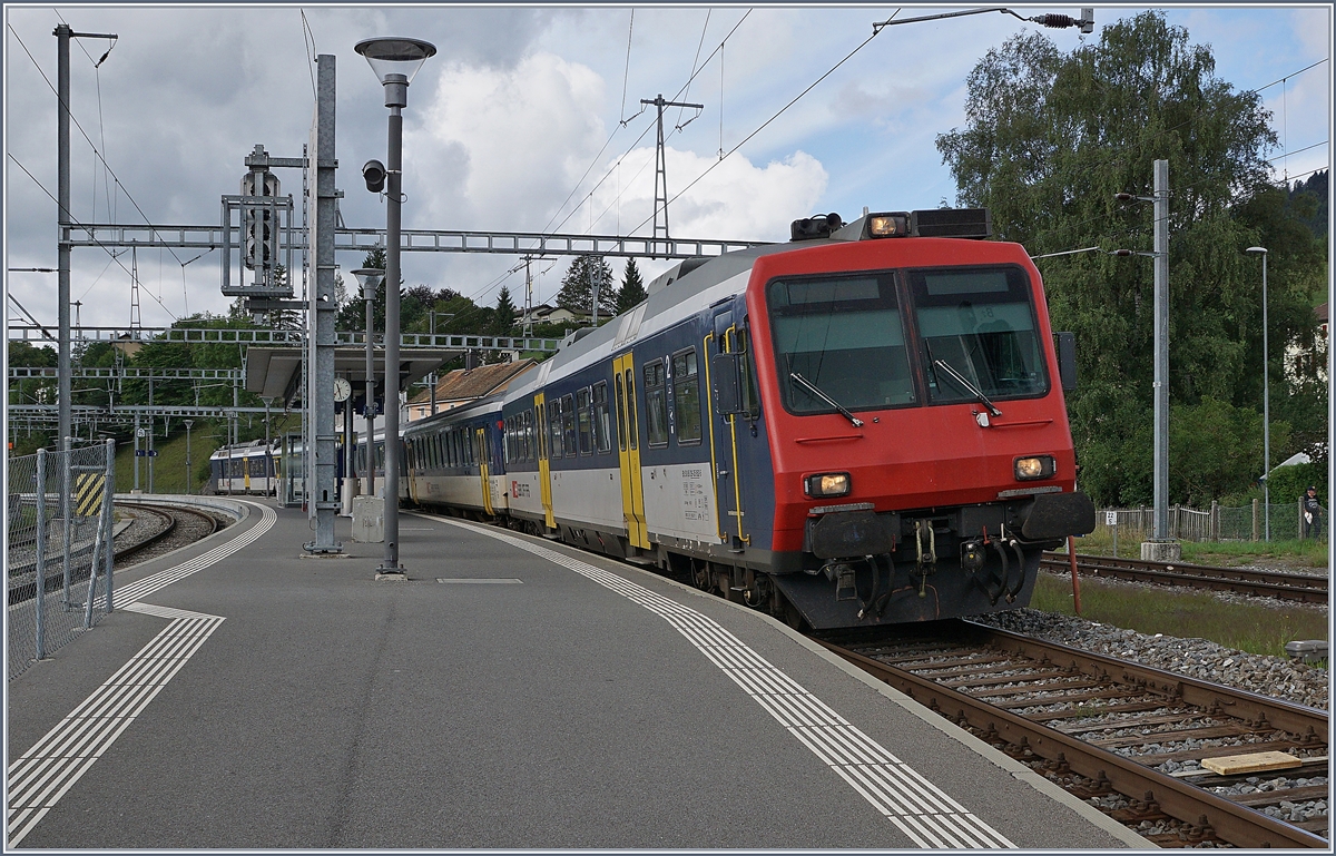 Der RE 18123 von Frasne nach Neuchâtel beim kurzen Halt in Travers.

14. August 2019