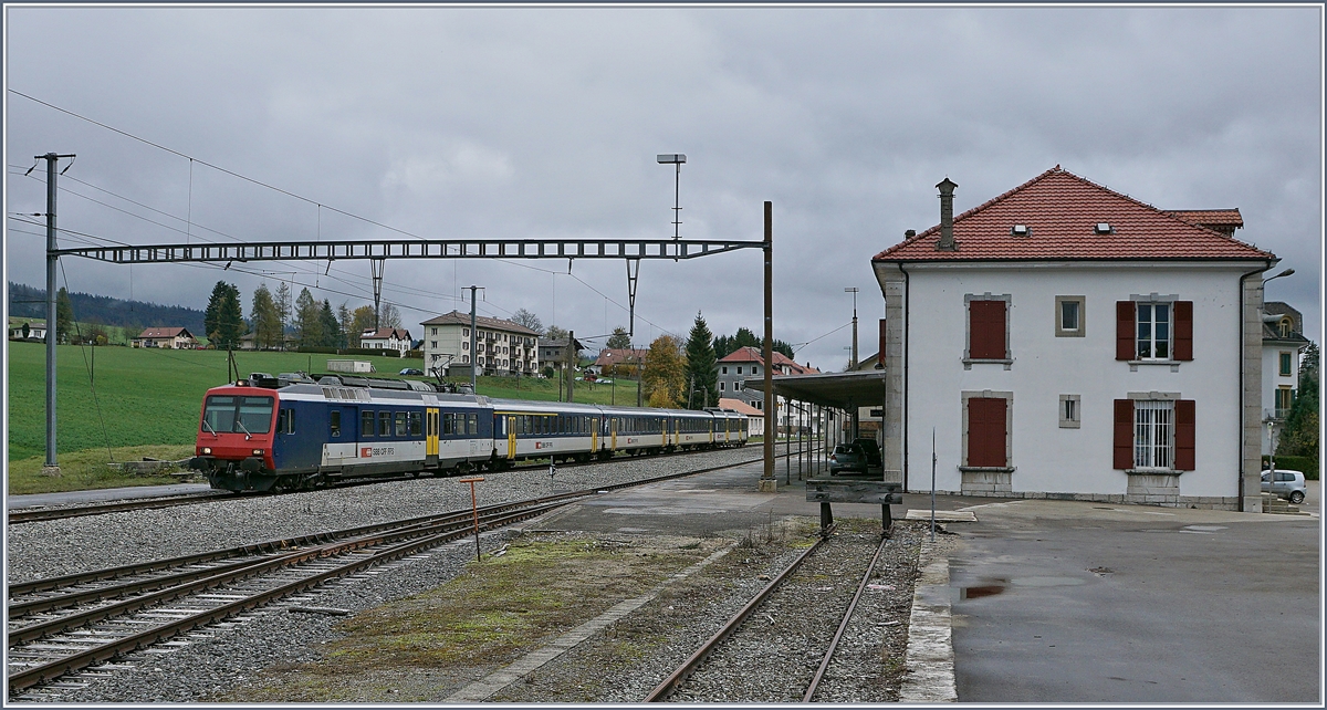 Der RE 18124 Neuchâtel (12:06) nach Frasne (13:06) bei der Durchfahrt in Les Verrières. Der Zug besteht aus folgenden Fahrzeugen: RBDe 560 004-2, AB 50 85 30-35 603-1, B 5085 20-35 600-9, B 85 20-35 602-5 und dem führenden Bt 50 85 29-35 952-5.

Les Verrières, ein Fahrdienstlich bedienter Bahnhof mit Wartesaal und Billettschalter, letzterer reichlich an Prospekten bestückt aber geschlossen. Mit nur drei Zugspaaren, die ohne Halt den Bahnhof passieren, dürfte Les Verrière eine am wenigsten frequentierten  Bahnhöfe der Schweiz sein.

Ein Grossteil der Strecken im relativ dünn besiedelten Jura entstand als Transitstrecken von Frankreich nach Italien, bzw. ins Schweizer Mittelland. Um so verwunderliches ist es, dass es heute in der Region eine relativ grosse Dichte an aktive Museumsbahn und Vereinen gibt. 

29. Okt. 2019