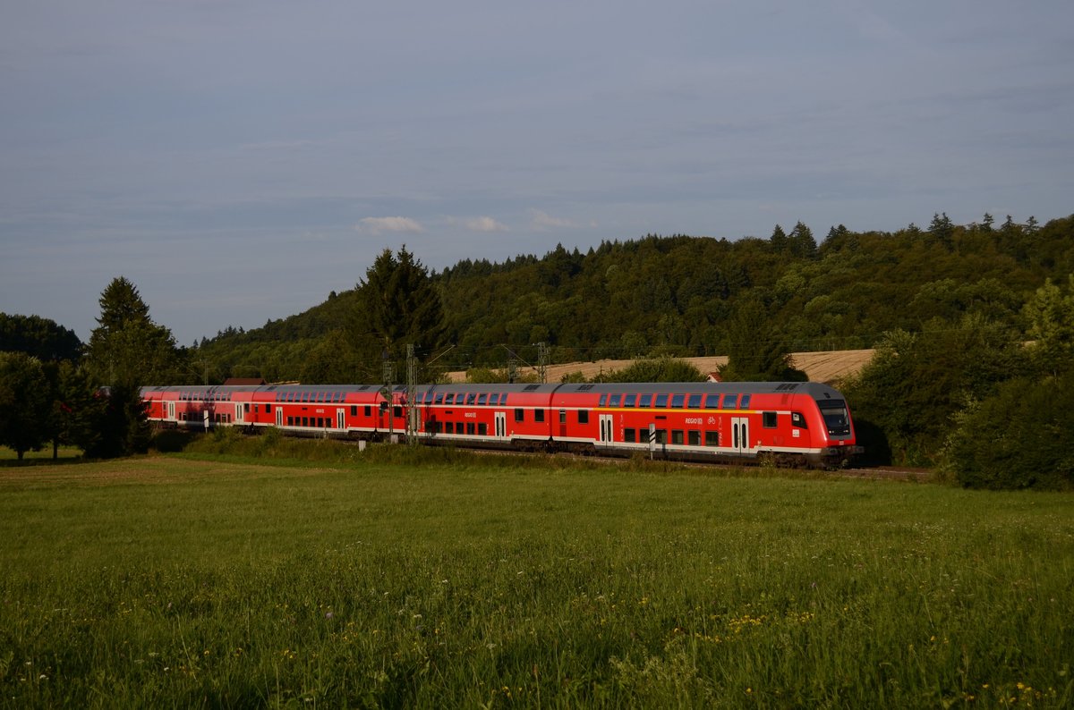 Der RE 19043 (Leonberg (normalerweise Stuttgart HBF)- Singen(Hohentwiel)) am 12.08. 2016 bei Renningen.