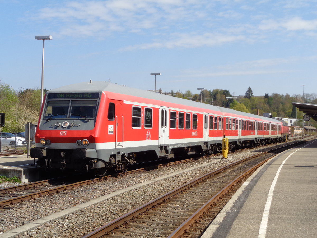 Der RE 22336 Ulm Hbf-Sigmaringen ist am 21.04.2017 an seinem Endbahnhof angekommen. Wohl noch bis Ende April sollen diese lokbespannten Wagenzüge auf der Donautalbahn unterwegs sein. Der Zug bestand aus folgenden Fahrzeugen:
218 417-4
84-34 157-9 Bnrdz 451.9
84-34 306-2 Bnrdz 447.7
80-34 303-3 Bnrbdzf 483.2