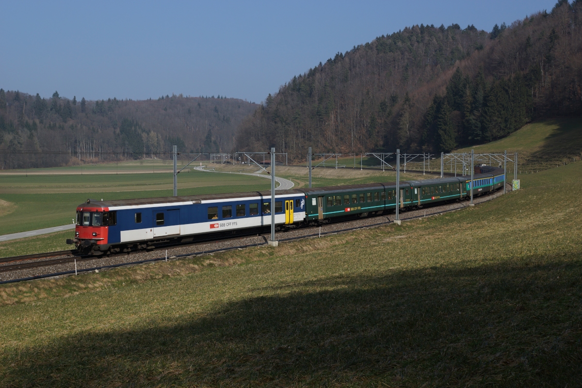 Der RE 3222 mit dem führenden BDt 50 85 82-33 923-2 erreicht am 08.03.2014 Burgdorf.