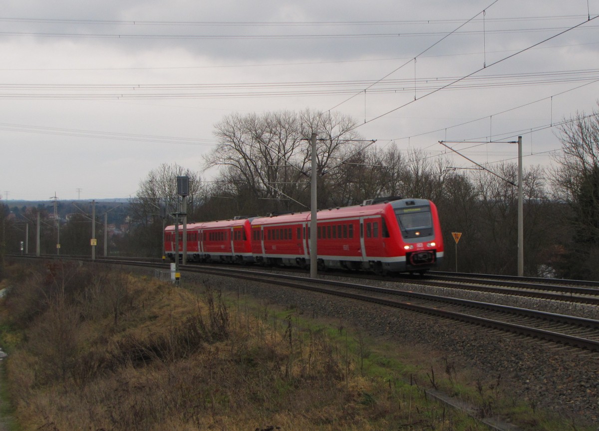 Der RE 3658 von Glauchau (Sachs) nach Göttingen, am 10.12.2014 bei Erfurt Bischleben.