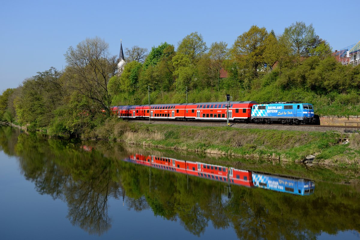 Der RE 4063 von Passau nach München wurde am 23. April 2014 als Doppelstock-Garnitur mit zwei 111-ern in  Sandwich -Bespannung geführt. Erfreulicherweise war eine der 111-er die  Bahnland Bayern  Lok, die 111 017. Abgelichtet wurde die Leistung am Zusammenfluss von Isar und Amper bei Volkmannsdorf.